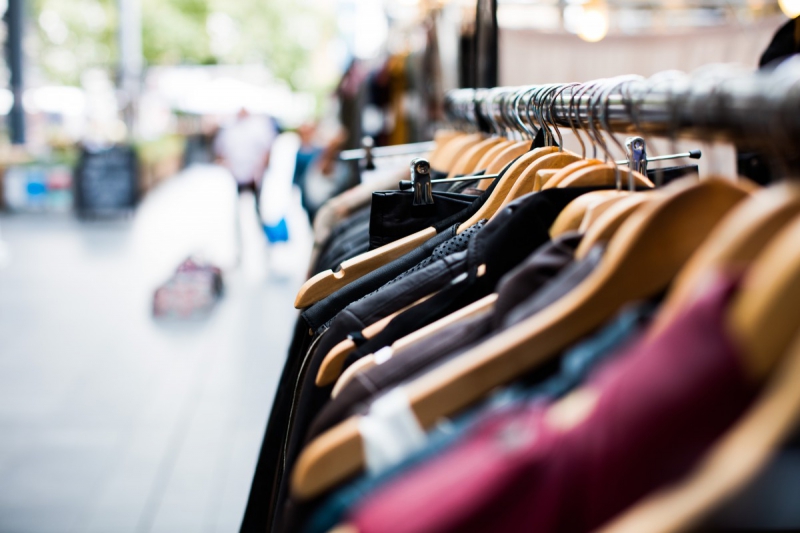 vente-SOLLIES VILLE-min_blur_close_up_focus_hanger_jacket_market_people_rack-1176303